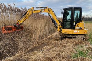 Landschaftspflegefoto: Grabenpflege mit Mähkorb