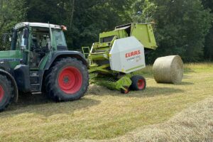 Landwirtschaftsfoto: Pressen von Rundballen