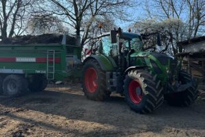 Landwirtschaftsfoto: Abfahren von Mist