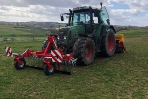 Landwirtschaftsfoto: Striegeln und Nachsaat von Grünland