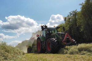 Landwirtschaftsfoto: Pressen von Quarderballen