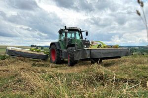 Landwirtschaftsfoto: Mähen von Wiesen