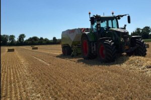 Landwirtschaftsfoto: Pressen von Stroh